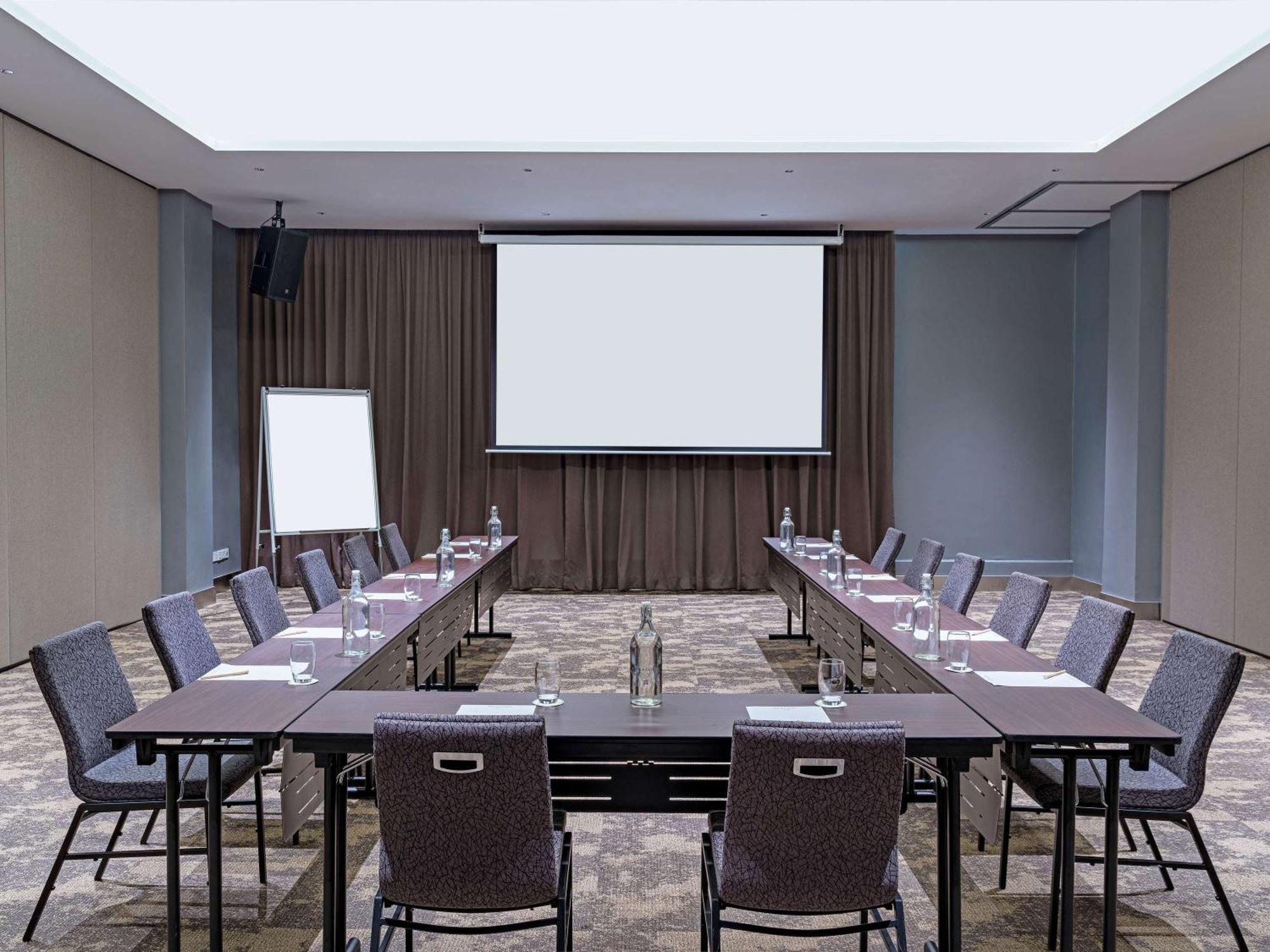 Mercure Living Putrajaya Exteriér fotografie A meeting room