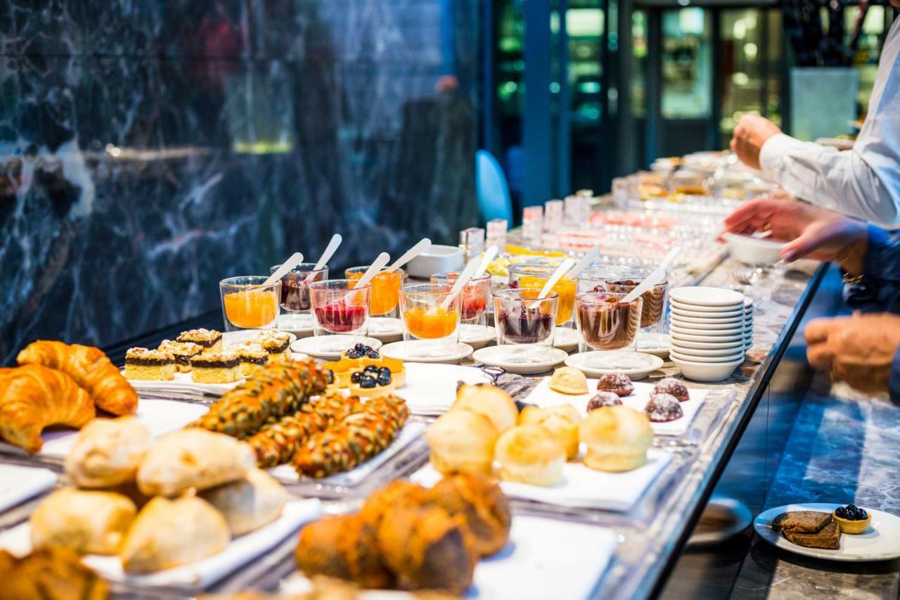 Mercure Living Putrajaya Exteriér fotografie A buffet at a hotel