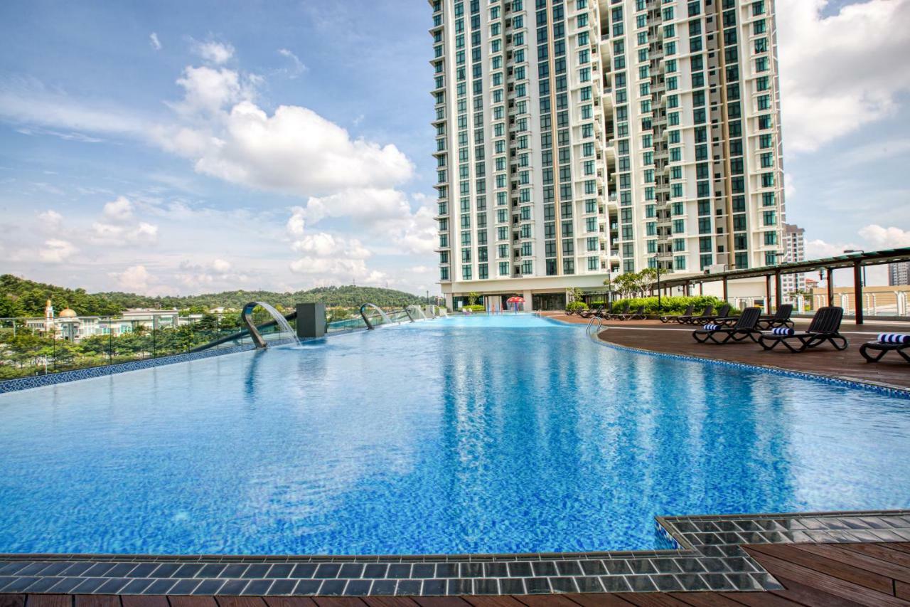 Mercure Living Putrajaya Exteriér fotografie Infinity Pool